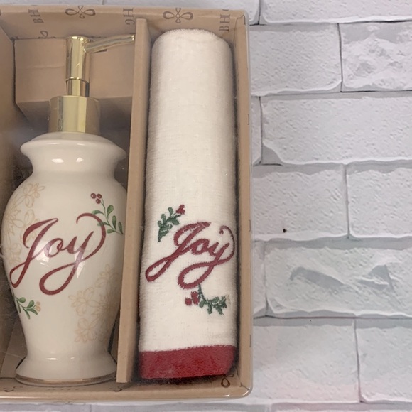 BHG Christmas Soap pump and towel set New in box Creme red Holly design - Picture 3 of 8